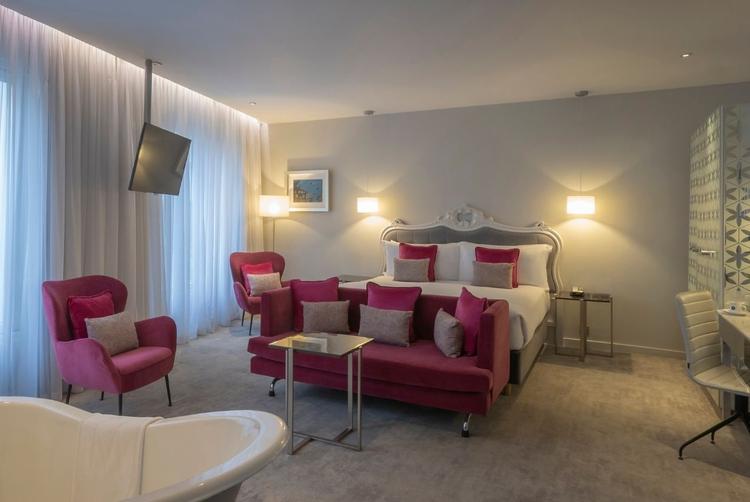 Junior suite with a king bed and a free standing bathtub Dublin hotel rooms in Temple Bar